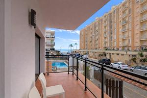 ein Wohnungsbalkon mit Blick auf eine Straße in der Unterkunft Adia Hotel Cunit Playa in Cunit