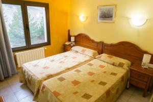ein Schlafzimmer mit einem Bett und einem Fenster in der Unterkunft Hotel Sucara in Ordino