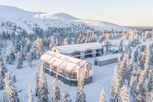 a building on top of a snow covered mountain at Gielas Joiku Chalet - Ski-in Ski-out - Mountain View - incl 2 ski passes in Kittilä
