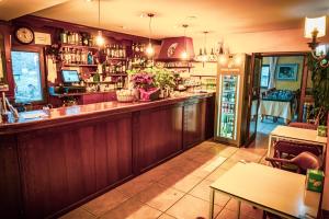 eine Bar in einem Restaurant mit einem Tresen in der Unterkunft Hotel Sucara in Ordino