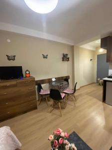 a living room with a table and some chairs at studio in Itʼkhvisi