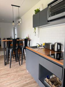 a kitchen with a counter and a table with chairs at Casa Cajita in Rancul