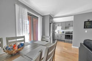 eine Küche und ein Esszimmer mit Tisch und Stühlen in der Unterkunft Airport Subway Condo in Boston + 36 Fotos