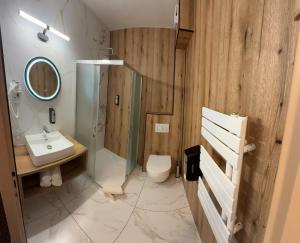 Koupelna v ubytování Hotel Adler + 20 fotografií