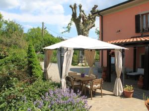 Foto da galeria de Alluring Holiday Home in Canossa with Pool Garden Barbecue em Mulazzo