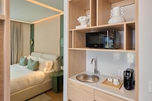 a small room with a sink and a bed at WorldHotels Guadalajara Zona Andares in Guadalajara