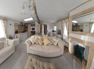 a living room with a couch and a kitchen at Thurston Manor Holiday Park - Woodlands 1 in Innerwick