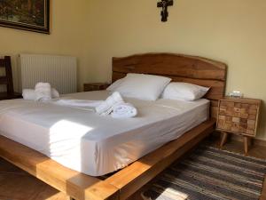 a bedroom with a bed with towels on it at To Diko Mas House in Stení