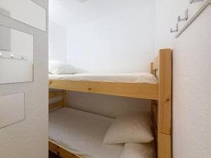 a room with two bunk beds in it at Studio 4 pers La Lagune in Le Grau-du-Roi