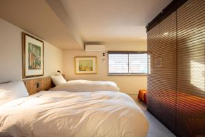 a bedroom with two beds and a window at Bito Petrip hotel 美都ペットリップホテル #LP1 in Tuyama +23 photos