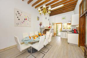 a kitchen and dining room with a table and chairs at Casa de Can Virolla Gran in Sa Pobla