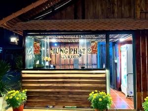 a restaurant with a sign that readshung pizza garden at Hưng Phát Hotel 2 - Gadren in Phú Lợi