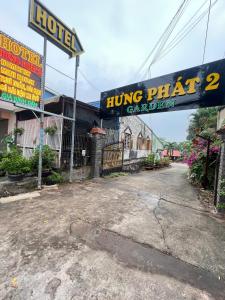 a humping pit sign in front of a building at Hưng Phát Hotel 2 - Gadren in Phú Lợi