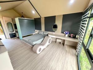 a room with a bed and a desk in a room at Hưng Phát Hotel 2 - Gadren in Phú Lợi