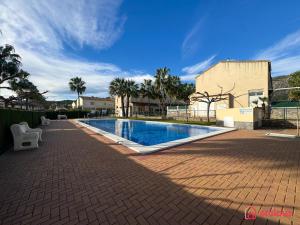 a swimming pool in the middle of a brick patio at El Embarcadero in Oropesa del Mar