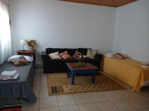 ein Wohnzimmer mit Sofa und Tisch in der Unterkunft Casa Pueblo Antiguo in San Ignacio