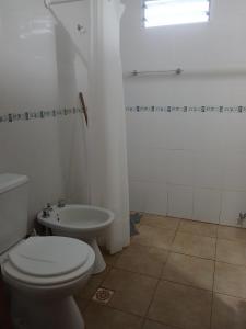 ein weißes Badezimmer mit Toilette und Waschbecken in der Unterkunft Casa Pueblo Antiguo in San Ignacio + 10 Fotos