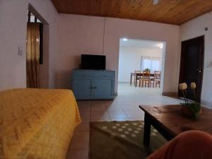 ein Wohnzimmer mit einem Bett und einem Tisch in der Unterkunft Casa Pueblo Antiguo in San Ignacio