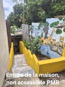 a mural of animals on the wall of a zoo at Maison des Ramiers in Saint-Paul