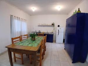 eine Küche mit Tisch, Stühlen und Kühlschrank in der Unterkunft Casa Pueblo Antiguo in San Ignacio