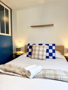 a bedroom with a bed with towels on it at Chez Jacob, Centre de Rennes in Rennes