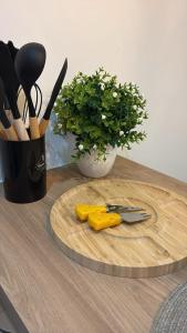 a cutting board with a knife and a potted plant at Apartamento Dein Haus in Pomerode