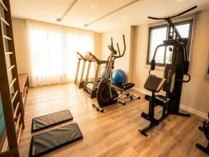 a gym with several exercise equipment in a room at Easy Life Campus PUC by Xtay - Estúdio completo próximo PUCPR in Curitiba