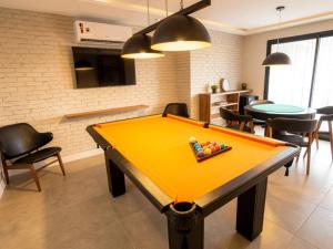 a living room with a pool table in it at Easy Life Campus PUC by Xtay - Estúdio completo próximo PUCPR in Curitiba +21 photos