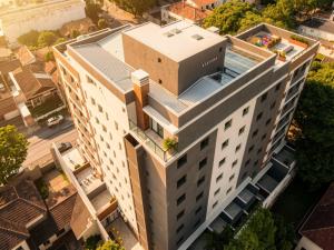 an overhead view of a tall white building with a rooftop at Easy Life Campus PUC by Xtay - Estúdio completo próximo PUCPR in Curitiba