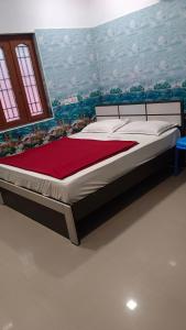 a large bed in a room with avertisementatronatronatronstrationstration at Rk cottage in Rāmeswaram