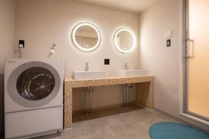 a bathroom with two sinks and a washing machine at Bito Petrip hotel 美都ペットリップホテル #LP1 in Tuyama
