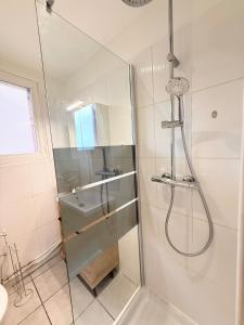 a shower in a bathroom with a glass shower backdoor at Appartement, centre, cozy in Rodez