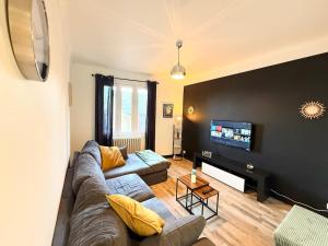 a living room with a couch and a flat screen tv at Appartement, centre, cozy in Rodez