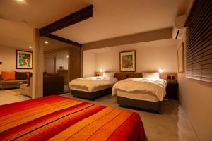 a hotel room with two beds and a couch at Bito Petrip hotel 美都ペットリップホテル #LP1 in Tuyama