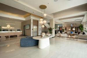 a lobby with a couch and a table in a room at Hotel Anselmo in Boca Chica