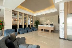a large lobby with blue chairs and a salon at Hotel Anselmo in Boca Chica