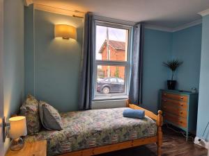 a bedroom with a bed and a window at Tommy Two-Threes in Pill