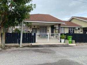 a house with a gate and a fence at Homestay BAYT AL - JAZMY in Kuantan