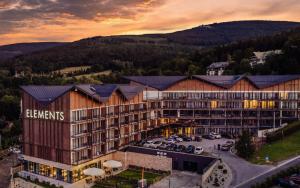 Luftaufnahme eines Hotels in den Bergen in der Unterkunft Elements Hotel&Spa in Świeradów-Zdrój