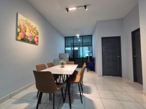 a dining room with a table and chairs at Lim'S Homestay Kudat in Kudat +16 photos