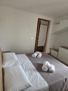 two towels on a bed in a room at Ampia terrazza privata a due passi da Pizzo e Tropea in Vibo Valentia Marina