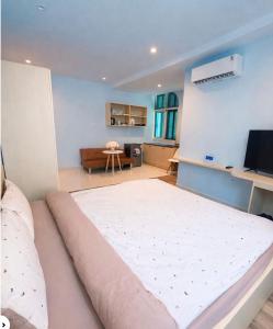 a bedroom with a large bed in a room at Leo'J Hotel & Apartment in Phú Quốc