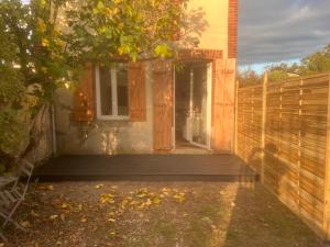 an empty porch of a house with a window at Maison T2 in Bonny-sur-Loire