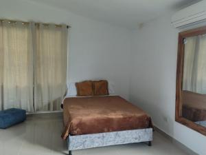 a small bedroom with a bed and a window at CAMPESTRE VILLA LUNA Quinbaya in El Tigre