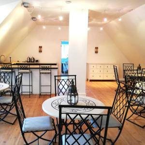 a room with tables and chairs and a kitchen at Villa Ferie og Overnatning in Svendborg