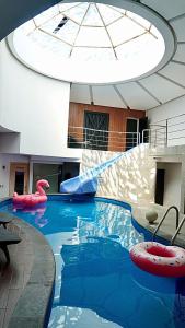 ein Hallenbad mit aufblasbarer Wasserrutsche in der Unterkunft Auto Hotel Via Uno in Boca del Río + 17 Fotos