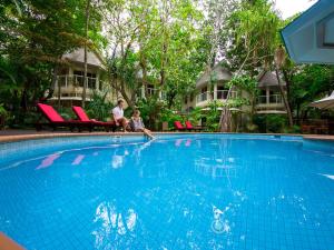 Piscina de la sau aproape de Green Island Resort