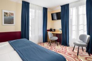 a bedroom with a bed and two chairs and a desk at Best Western Hotel Lakmi Nice in Nice