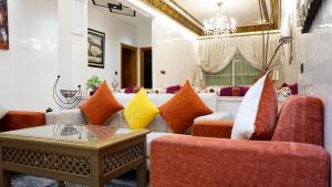 a living room with couches and a chandelier at Appartements Luxe Simo in Fez