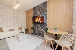 ein Wohnzimmer mit Sofa und Tisch in der Unterkunft BM Prestige in Presezzo